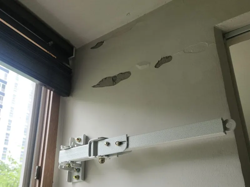 완강기설치 상담용 벽면 근접 촬영 예시