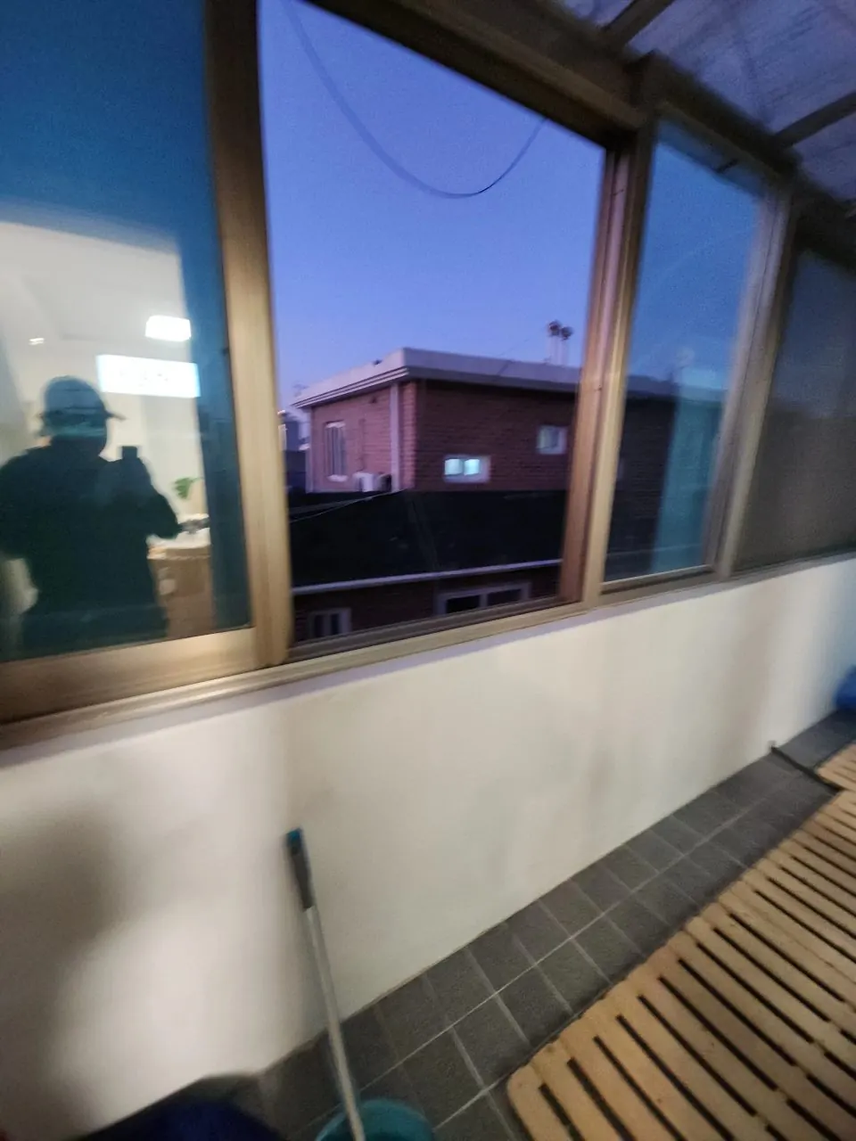 다세대주택 완강기설치 시공 전 옥탑 확장 공간 창문 서울 성북구 정릉동